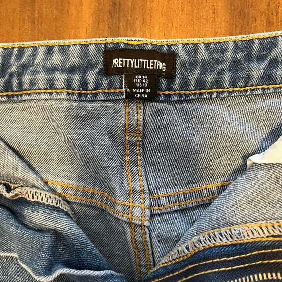PrettyLittleThing Distressed Denim Jean Cutoff Shorts Size 10 - Picture 3 of 4